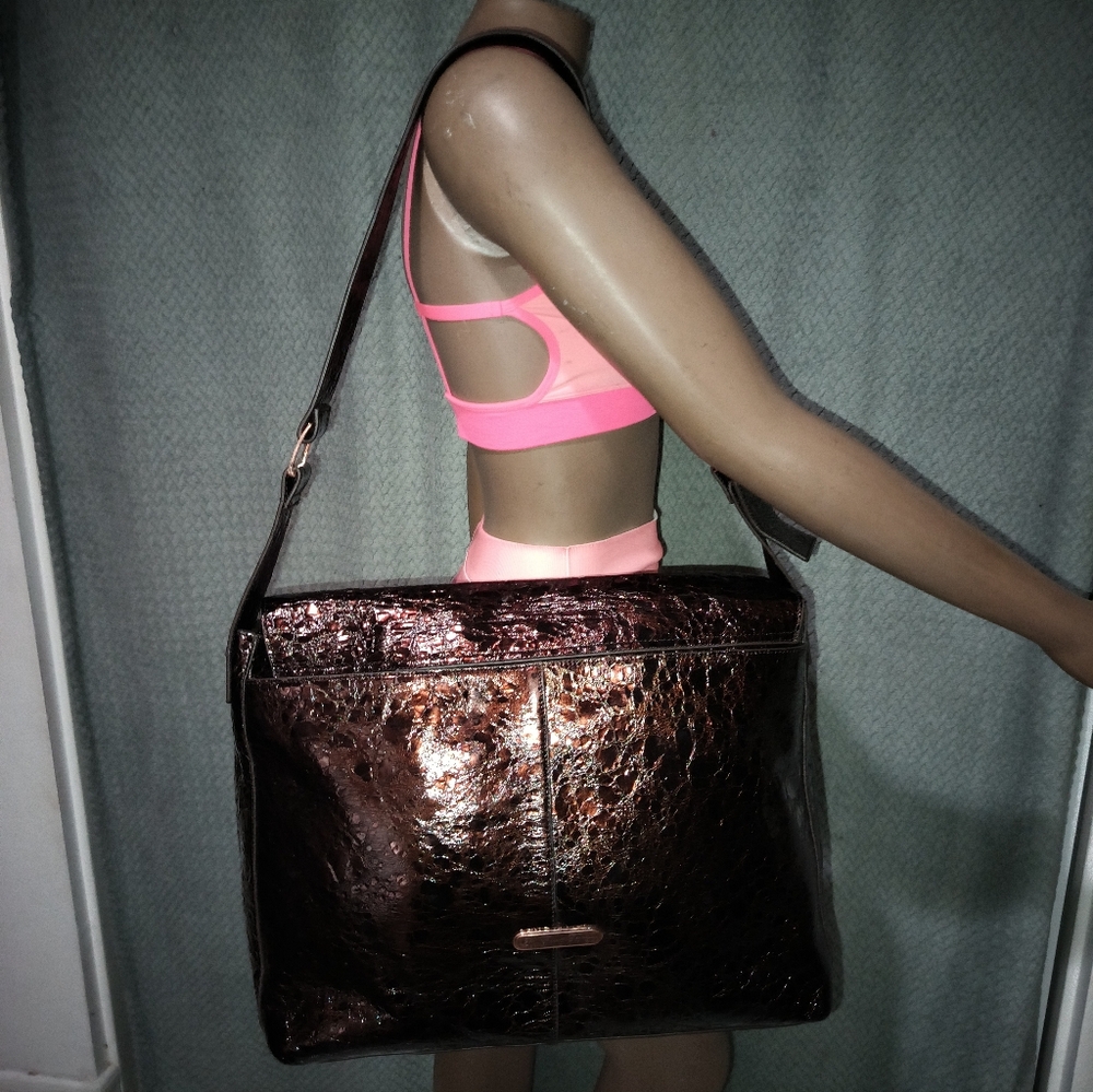 LA GIOE DI TOSCANA By SHARON GIOE  PATENT LEATHER LAPTOP SHOULDER BAG. EX COND.